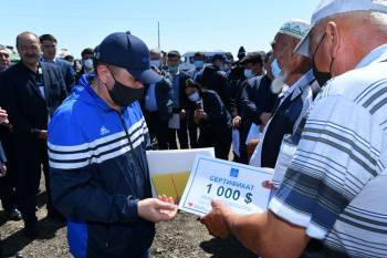 В Казахстане стали выдавать по 1000 долларов жителям, пострадавшим от наводнения. Деньги выделил Алишер Усманов
