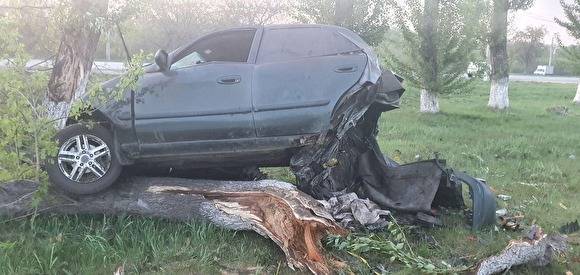 В Челябинске неопытный водитель улетел с дороги и врезался в дерево
