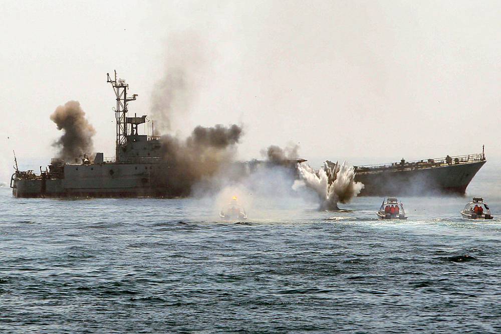 Иран подбил свой линкор. 40 иранских моряков погибли в результате самообстрела
