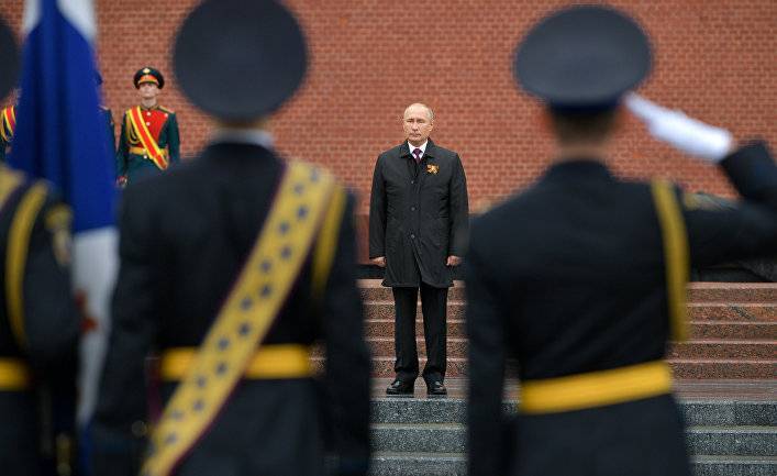 Bloomberg (США): Путин из-за коронавируса отметил День Победы ограниченными торжествами