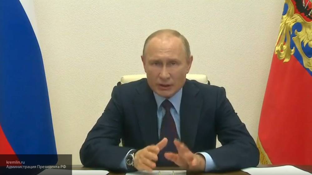 Путин поручил Кабмину РФ решить вопрос о выплатах соцработникам, борющимся с COVID-19