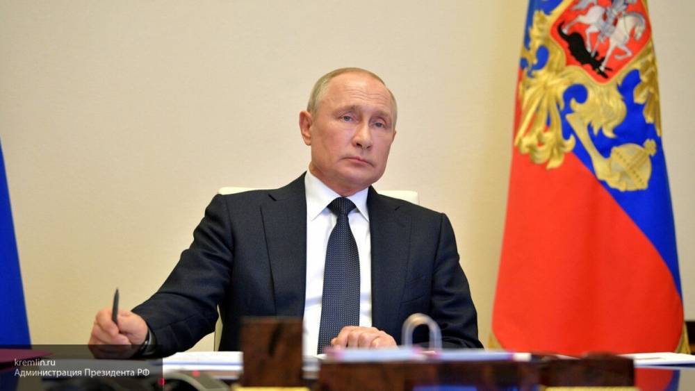 Путин поручил решить вопрос о льготном исчислении стажа для медиков на фоне COVID-19