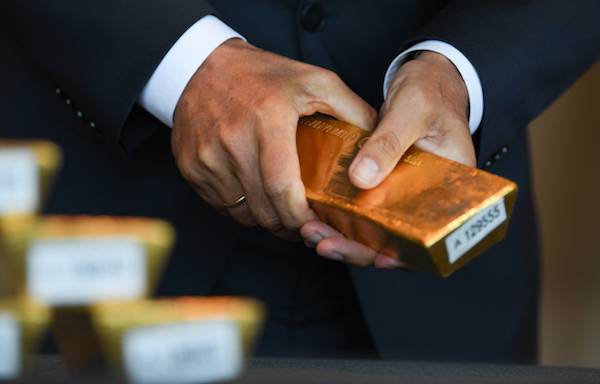 В Ассоциации российских банков не увидели паники в резкой продаже золота