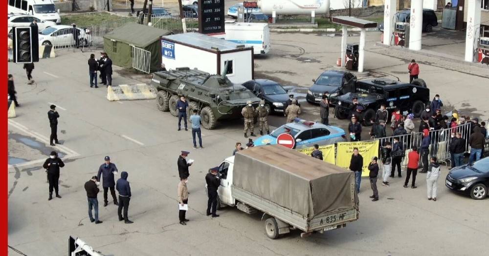 В Алма-Ате жители штурмуют блокпосты, пытаясь попасть в карантинный город