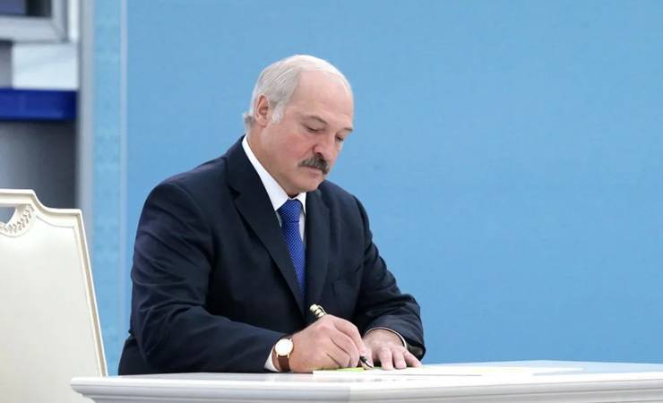 Подчеркивания и восклицательные знаки. В Сети появились заметки Лукашенко к речи на параде. Посмотрите на его почерк