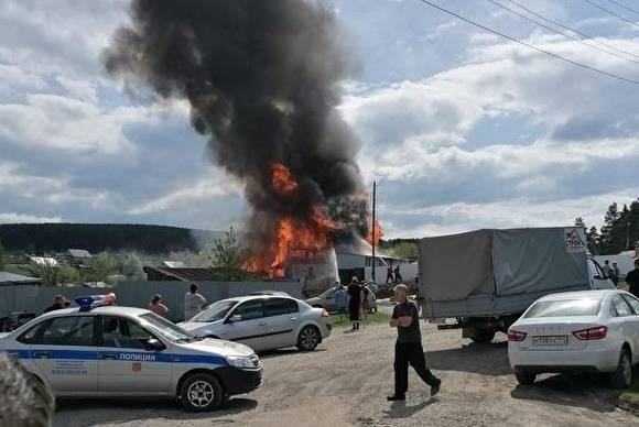 В Челябинской области сгорели жилой дом и «Газель» в гараже
