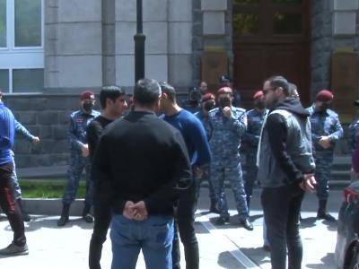 Перед зданием Центрального банка Армении проходит акция протеста