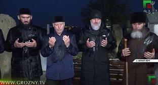 Чеченские чиновники в День траура и скорби проигнорировали правила карантина