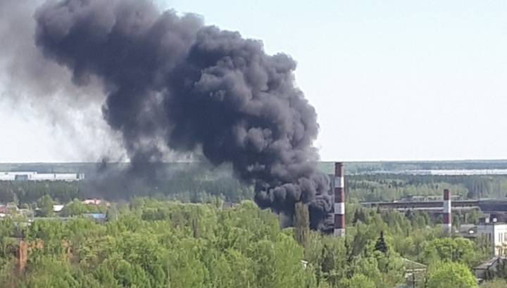 Очевидцы сняли на видео серьезный пожар на заводе в Подмосковье