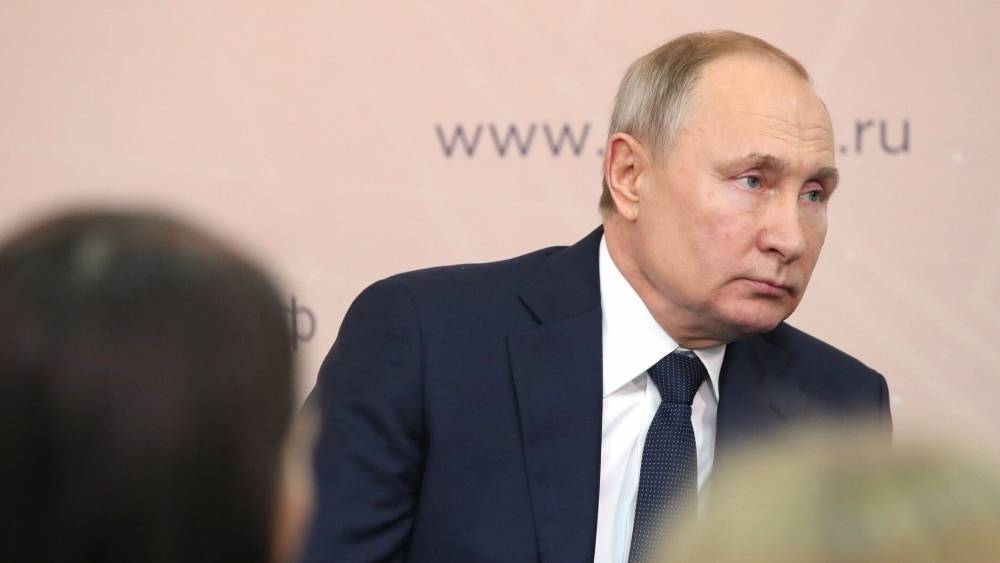 Путин поручил разработать меры по поддержке кредитования