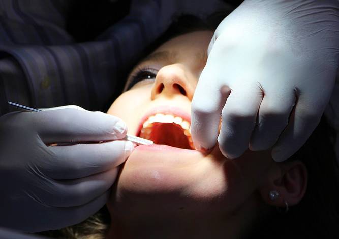 В России стоматолог удалила пациентке 22 здоровых зуба