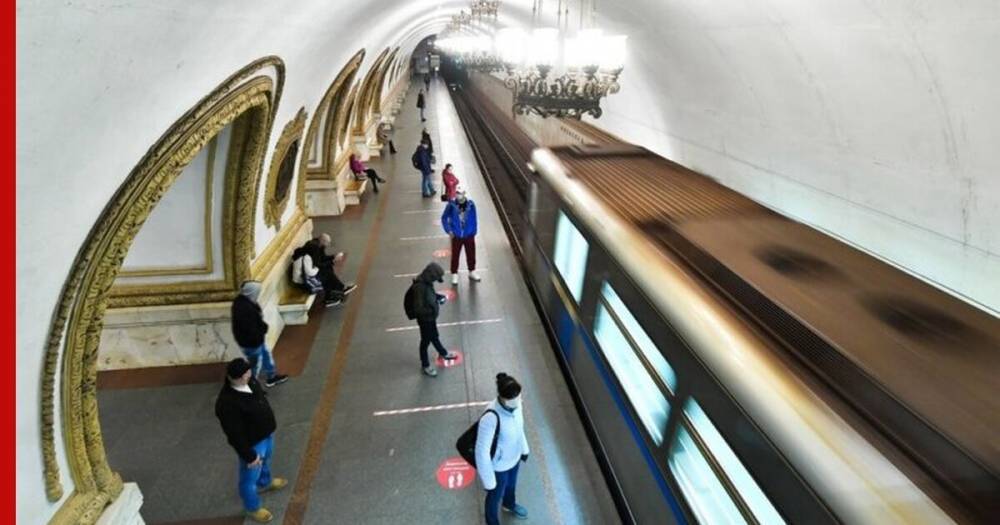Москвичи смогут купить маски и перчатки в кассах метро