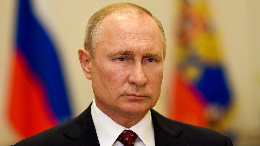 Путин раскритиковал чиновников за сбои в федеральных выплатах медикам