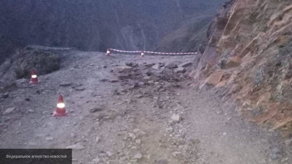 Автодорогу в Дагестане к семи населенным пунктам расчистили после камнепада
