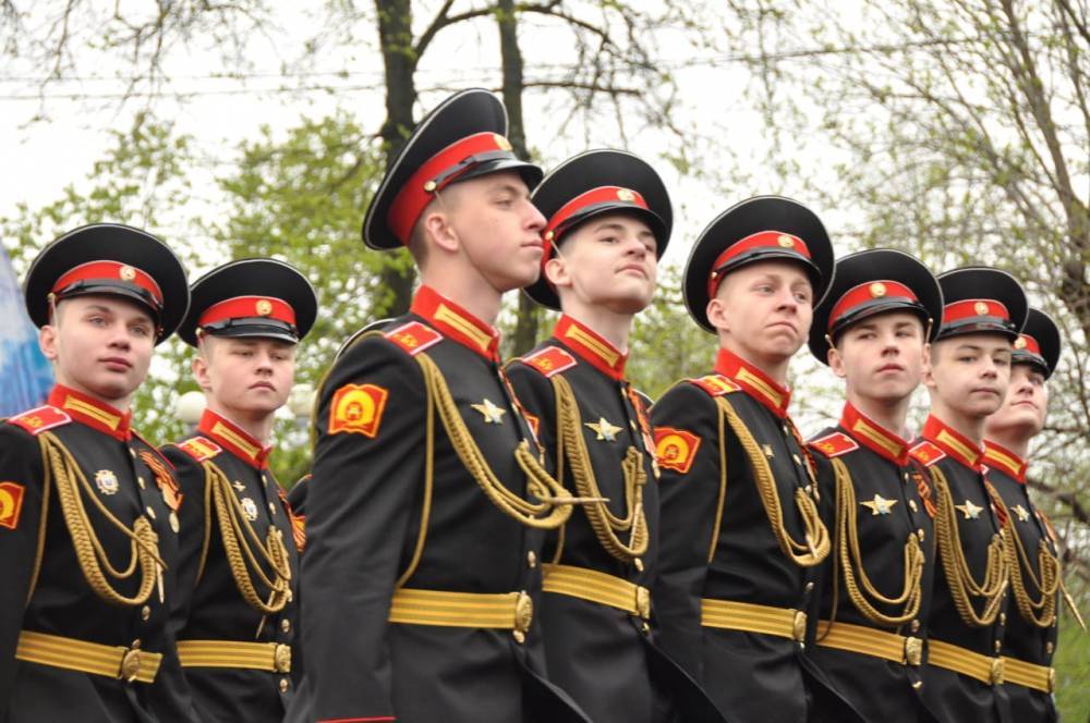 Сотни курсантов военных училищ заразились коронавирусом во время репетиций парада 9 мая