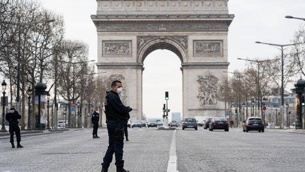 Франция выруливает из карантина: власти требуют строго соблюдать дистанцию
