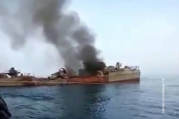 Один иранский военный корабль подбил ракетой другой
