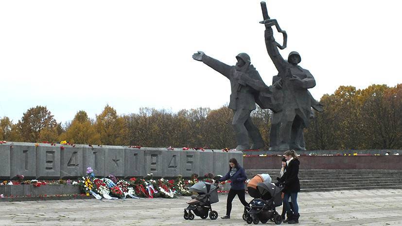 Около 60 тысяч рижан возложили цветы к памятнику Освободителям