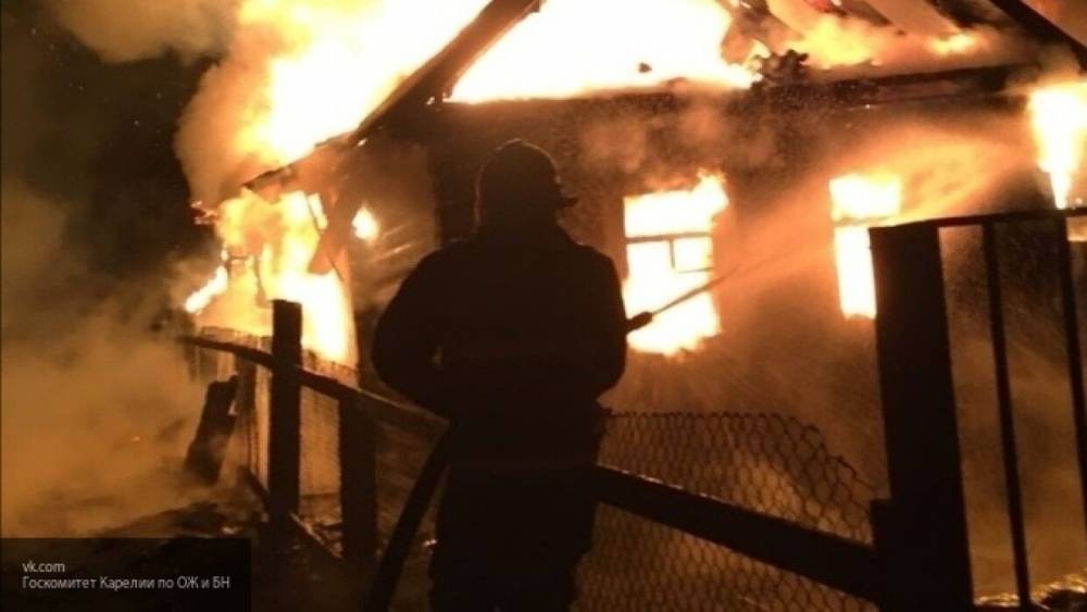 Пожарные ликвидировали крупный пожар в двух частных домах в Ленобласти