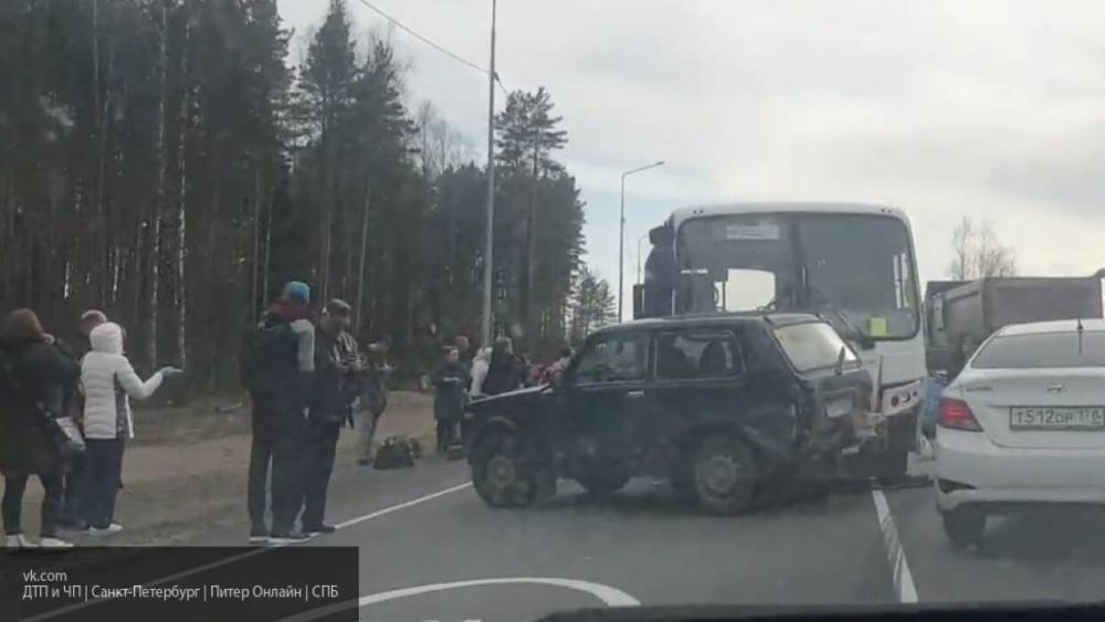 Водитель легковушки врезался в грузовик в Калининграде