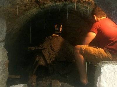 Мужчина нашел под своим домом 120-летний тоннель