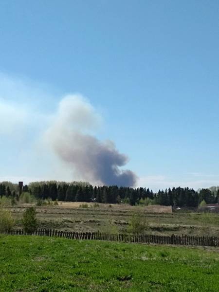 Крупный пожар возле бывшего военного арсенала в поселке Пугачево потушили