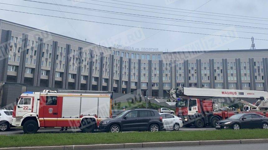 Предположительной причиной пожара в больнице в Петербурге могло стать короткое замыкание в аппарате ИВЛ