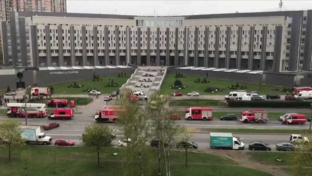 В Петербурге горит больница Святого Георгия.