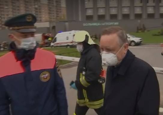 Глава Петербурга прибыл на место пожара в больнице, где погибли зараженные