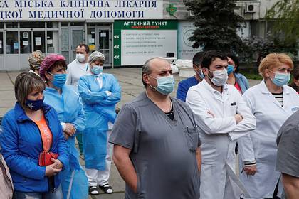 На Украине за сутки почти 90 медиков заразились коронавирусом