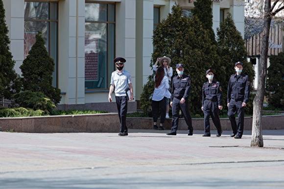 В Челябинске полицейского подозревают в изнасиловании задержанного резиновой дубинкой