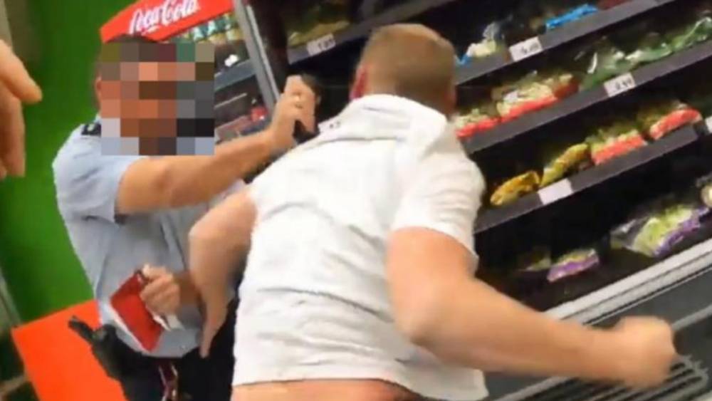 Двое мужчин в супермаркете напали на полицейских и тяжело ранили их (+видео)