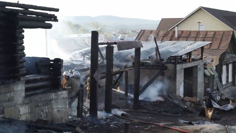 Мужчина спас соседку из горящего дома в Челябинской области.