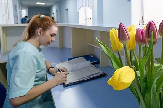 Депутаты «Единой России» поздравили медсестёр с профессиональным праздником