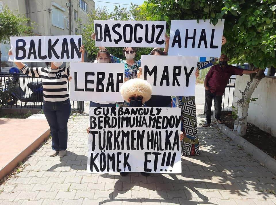 Граждане Туркменистна провели акцию протеста на Кипре (видео)