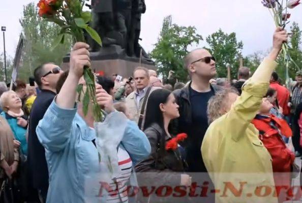 9 мая в украинском Николаеве журавли прилетели слушать песню о себе