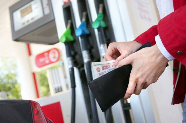 Аналитики: В России снизились цены на бензин, дизель и керосин