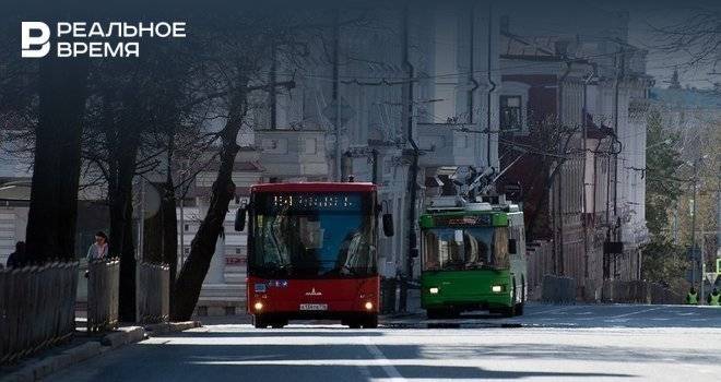 В Казани в общественном транспорте начали проверять маски и перчатки у пассажиров