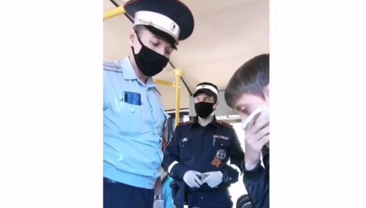 В Татарстане полицейские скрутили пассажира автобуса, ехавшего без маски. Видео