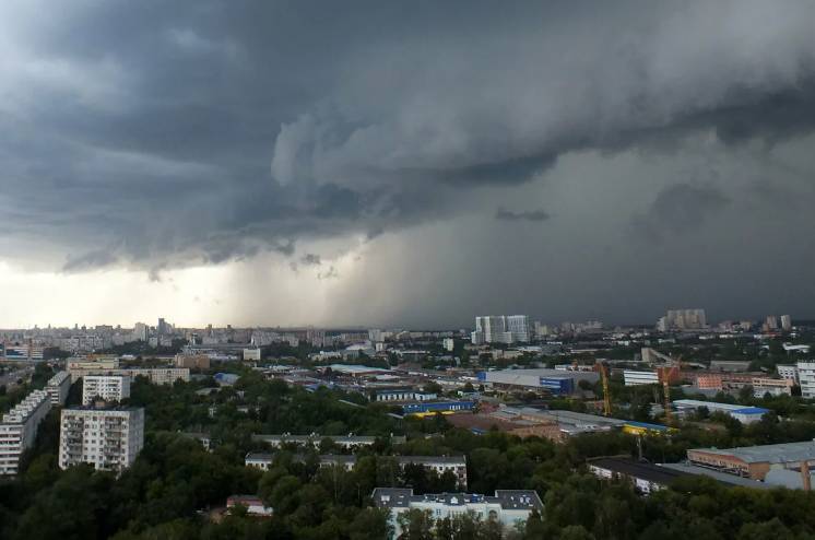 Жителей Москвы предупредили о грозе и сильном ветре