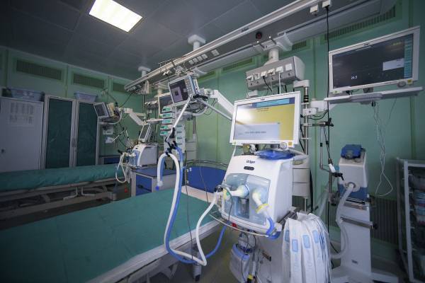 На Уральском приборном заводе подтвердили поставки аппаратов ИВЛ по контракту в петербургскую больницу