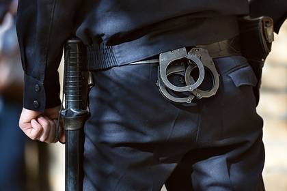 Российский полицейский изнасиловал задержанного резиновой дубинкой