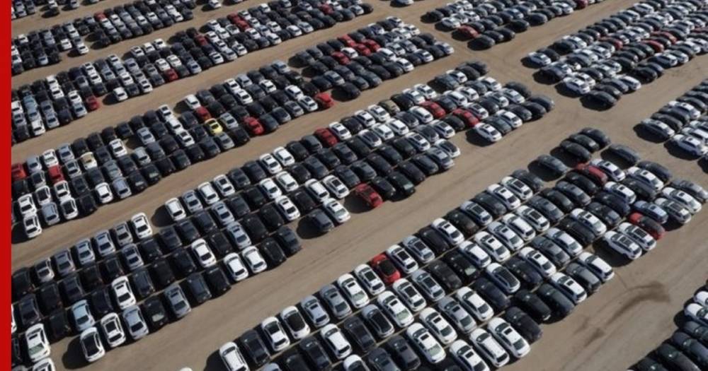 Продажи автомобилей в России впервые упали на 72,4%