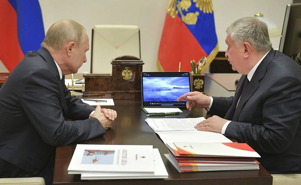 Путин обсудил с Сечиным ситуацию в нефтегазовой отрасли
