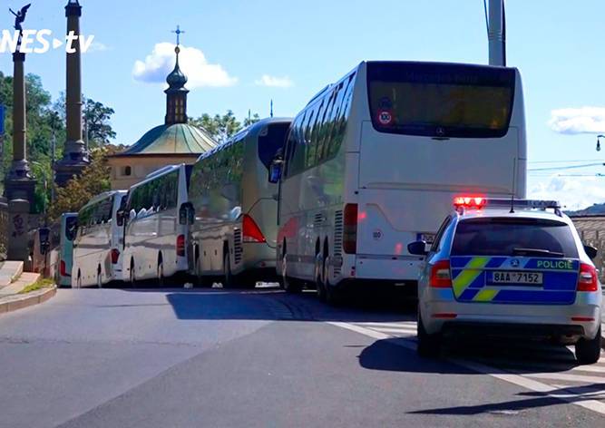 Десятки туристических автобусов демонстративно проехали по центру Праги