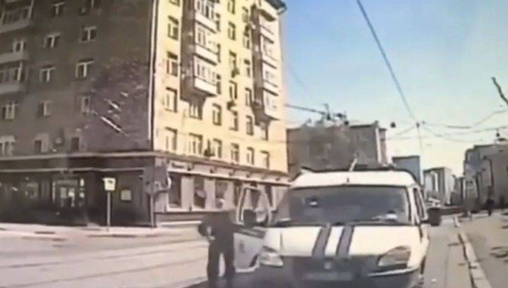 Москвич ранил ножом двоих мужчин и сбил полицейского на угнанной машине