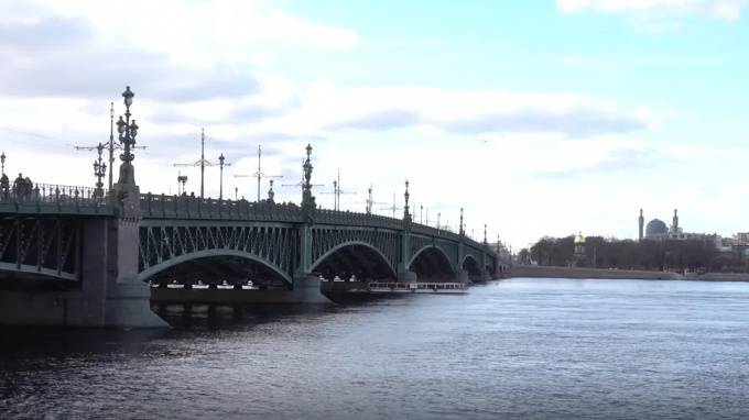 В ночь на вторник в Петербурге разведут 7 мостов
