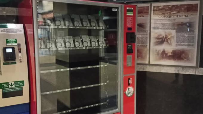 В метро Петербурга за пару часов опустошили аппараты с масками