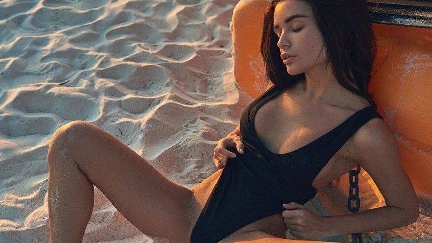 «Жарко!»: Модель Екатерина Зуева сделала фото на пляже в бикини без верха