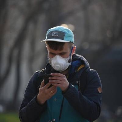 Треть граждан в Москве пока не носят маски и перчатки